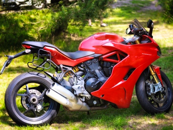 Ducati supersport s 939 med packväskor