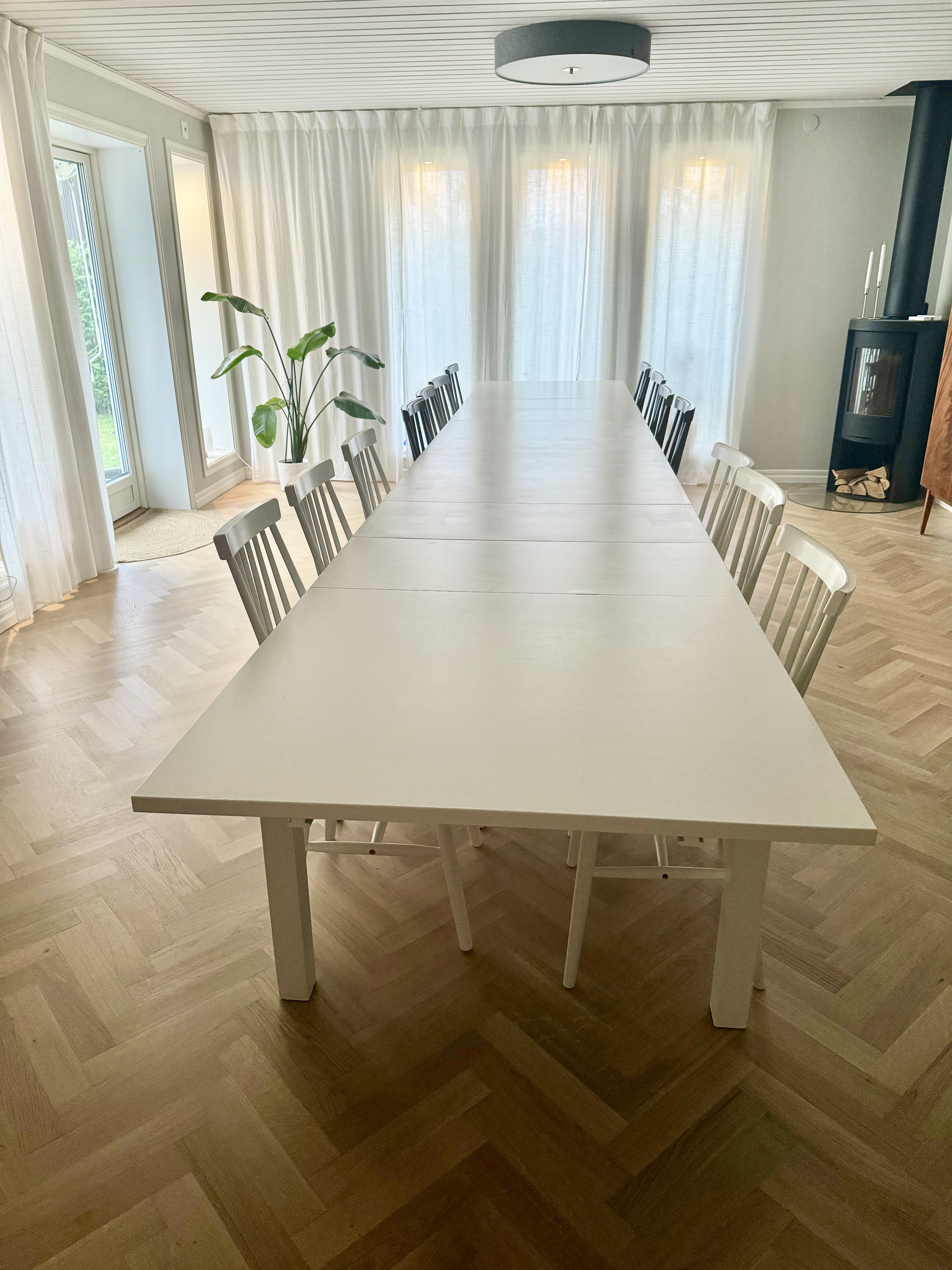 Utdragbart bord med 8 stolar