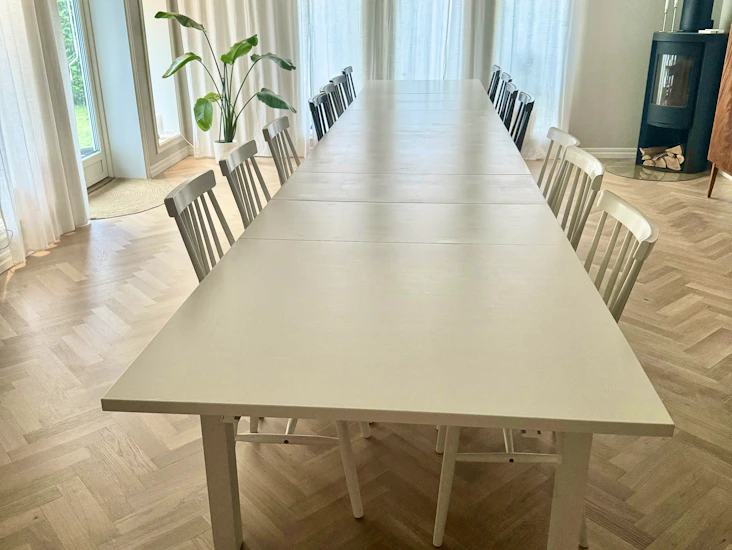 Utdragbart bord med 8 stolar