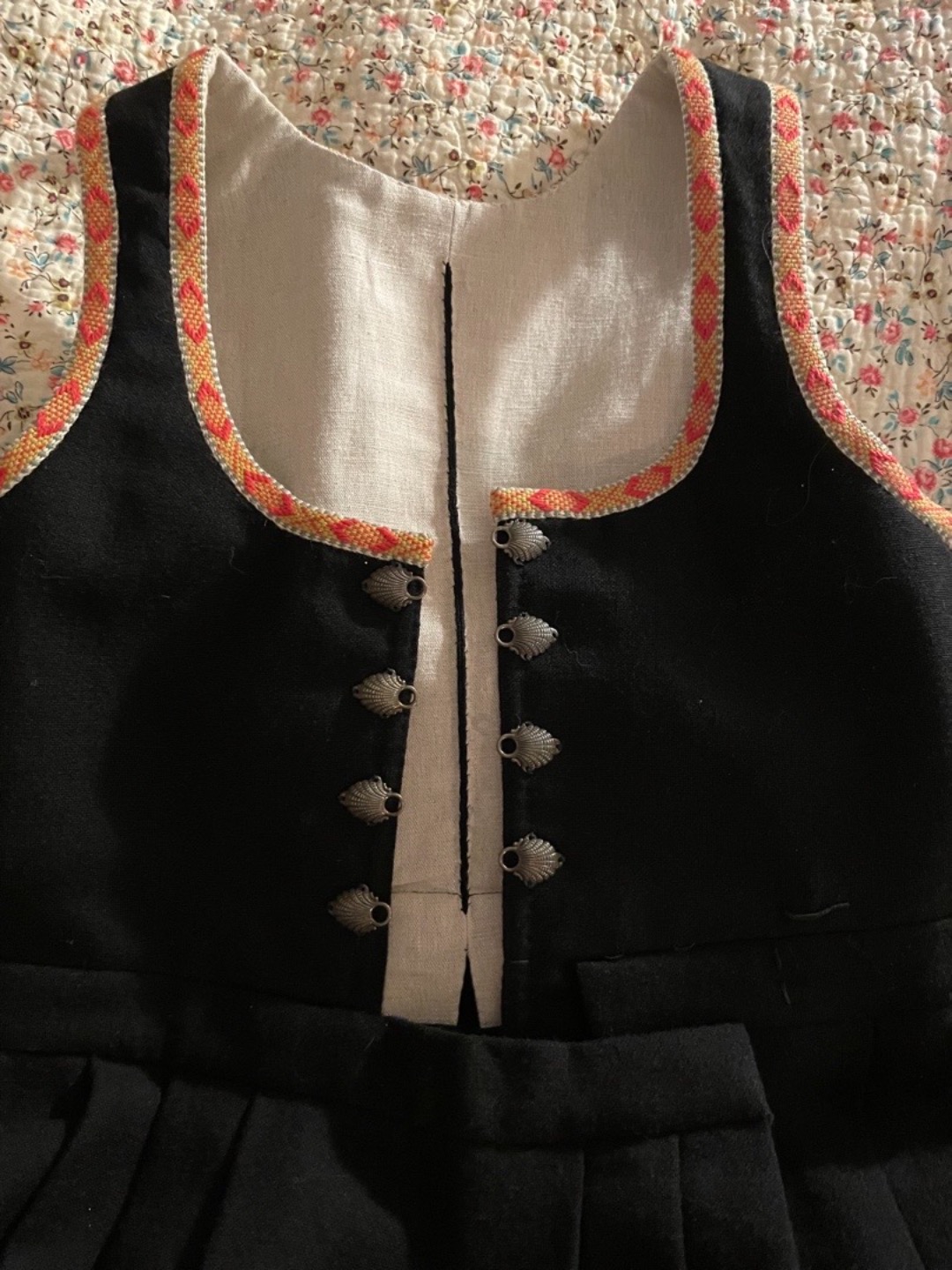 Nydelig vestfoldsbunad, kun 3 år gammel.
