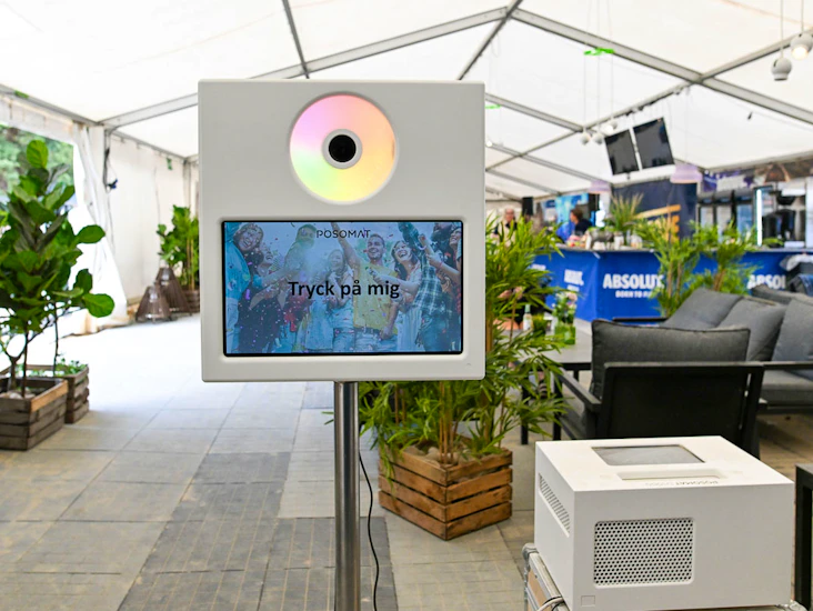 White photobooth fotobås with printer, flatrate and accessoires