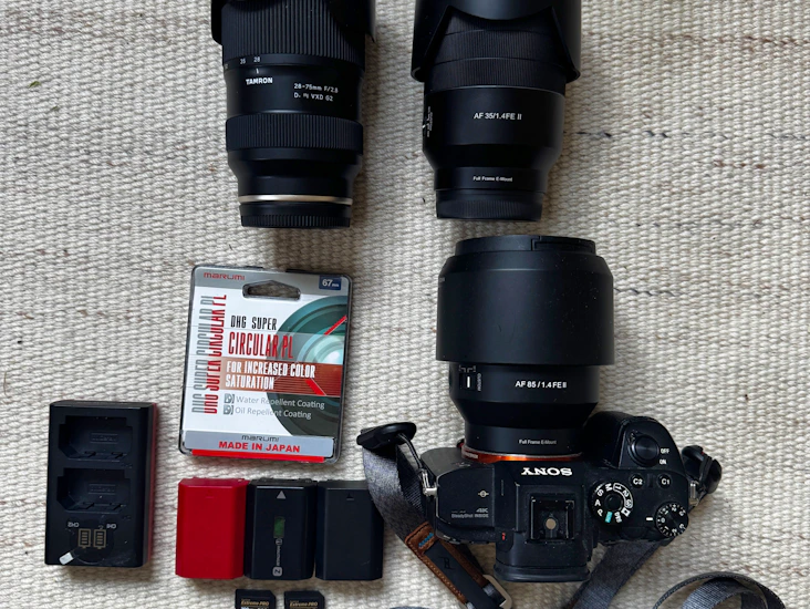 Kamera paket sony a7r iii - tamron 28-75 2.8, samyang 35mm 1.4, samyang 85mm 1.4, väska, stativ, gorillapod, filter