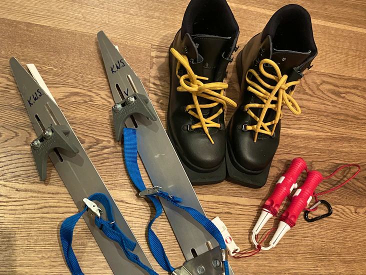 Långfärdsskridskor, pjäxor storlek 40 och isdubbar