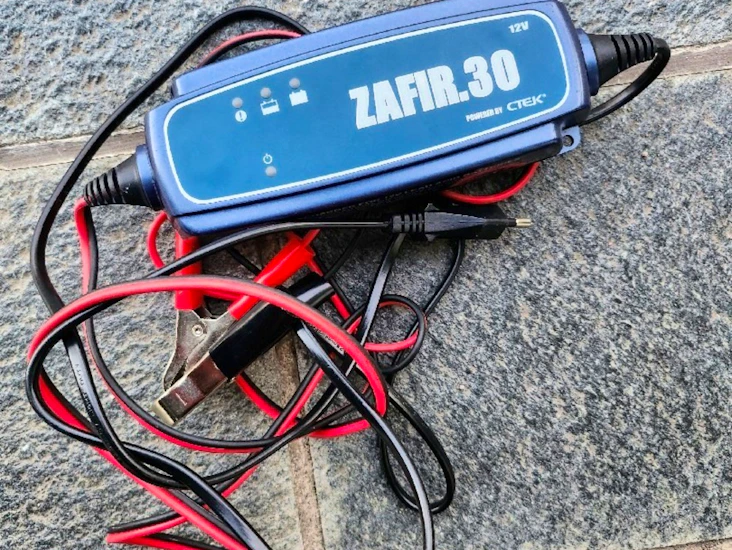 Batteriladdare till bil eller båt