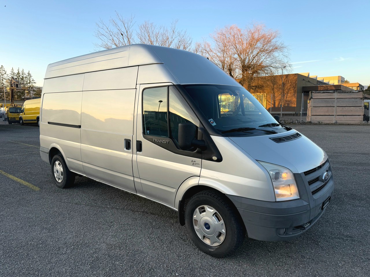 Stor skåpbil 11 m³ – smidig flyttbil med b-körkort