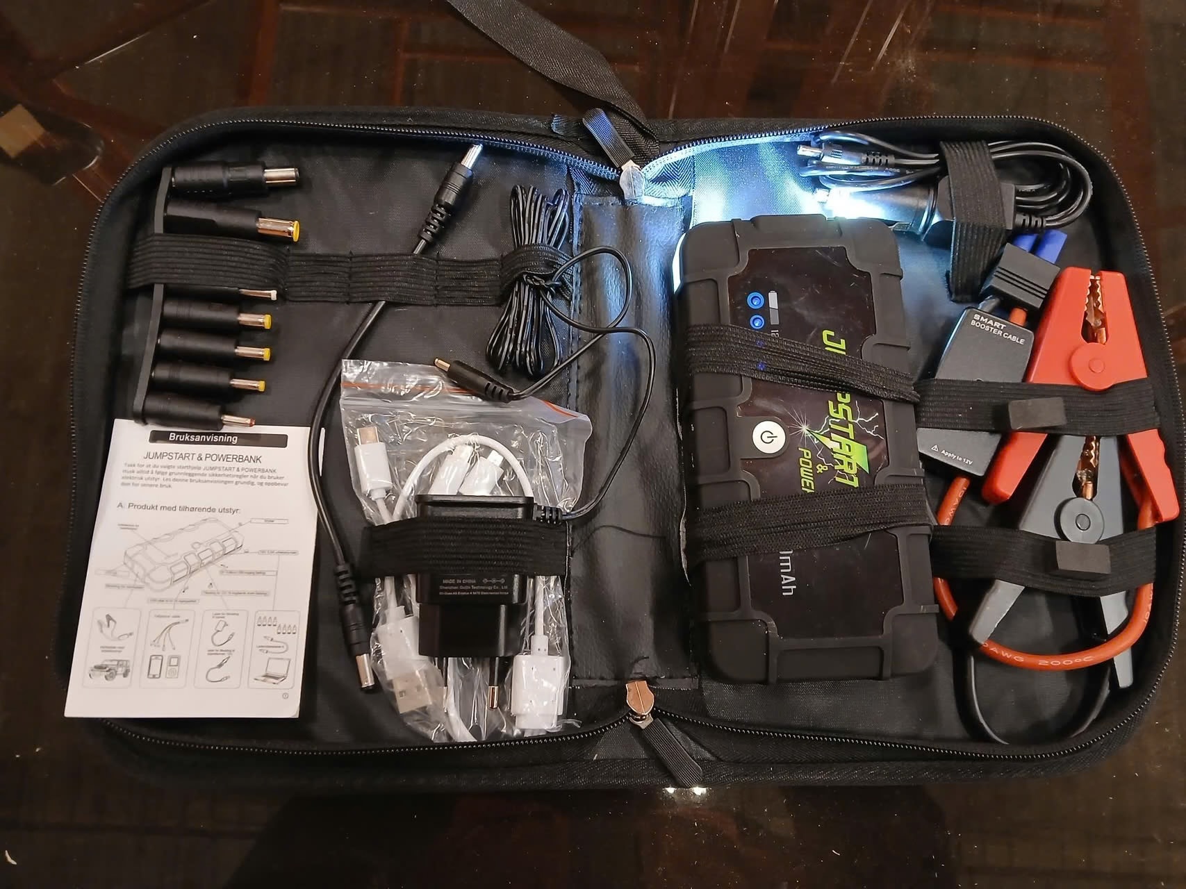 Kompakt jumpstarter / powerbank 12000 mah – perfekt når batteriet svikter
