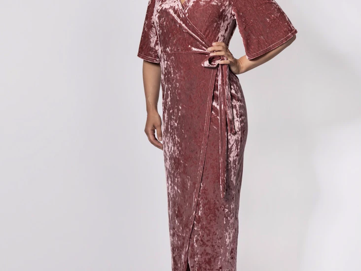 Lang kjole i dempet rosa nervøs fløyel, str. 36