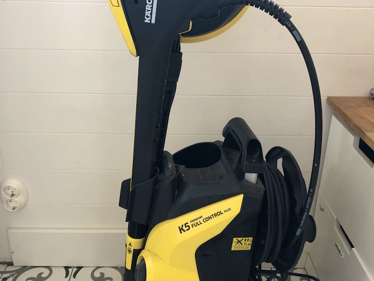 ### kraftfull karcher k5 högtryckstvätt för alla dina rengöringsbehov!