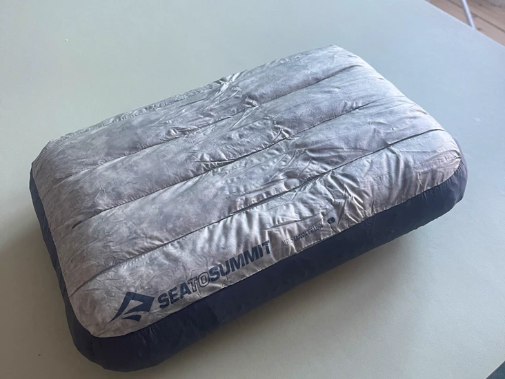 Oppustelig camping pude med dun