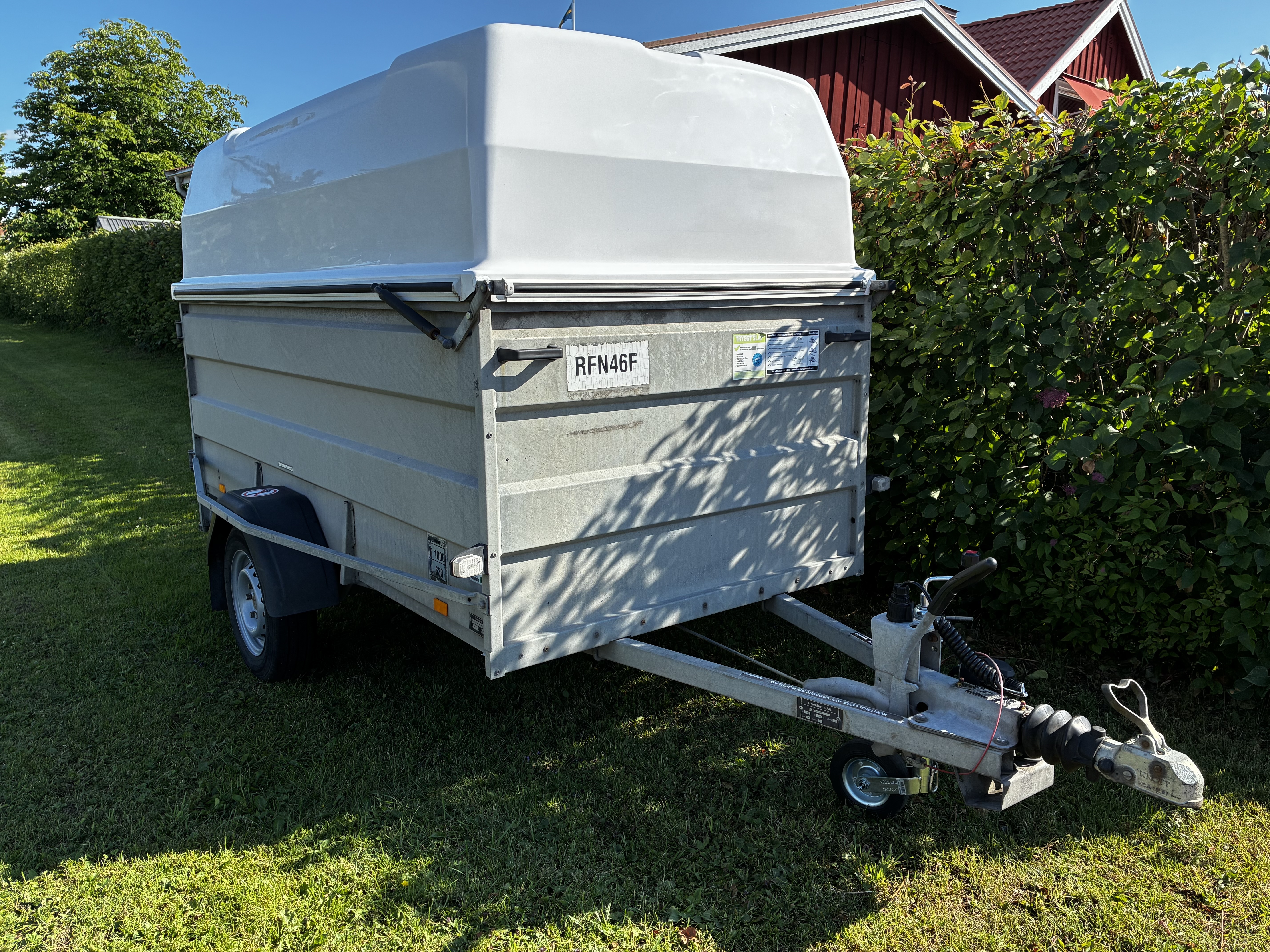 Brenderup lv1000 - bromsat släp med kåpa