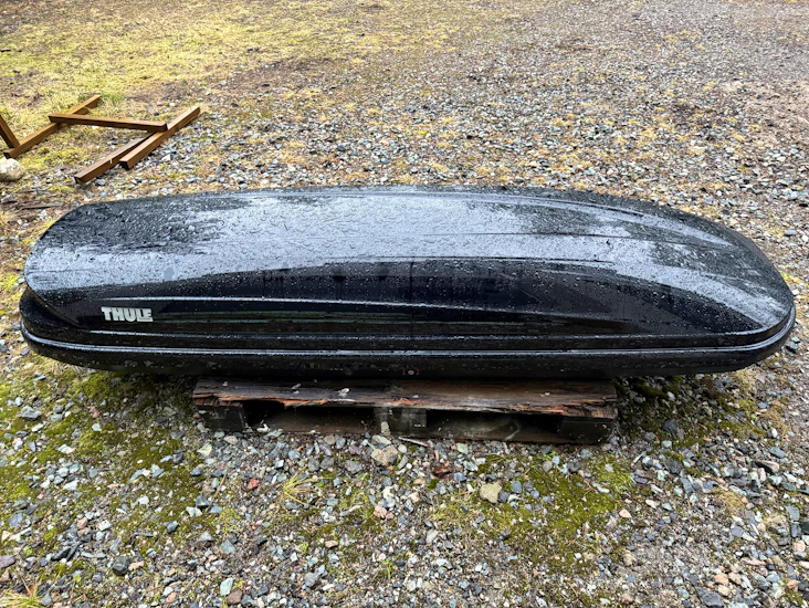 Thule pacific 700 suksiboksi, (löytyy myös telineet)