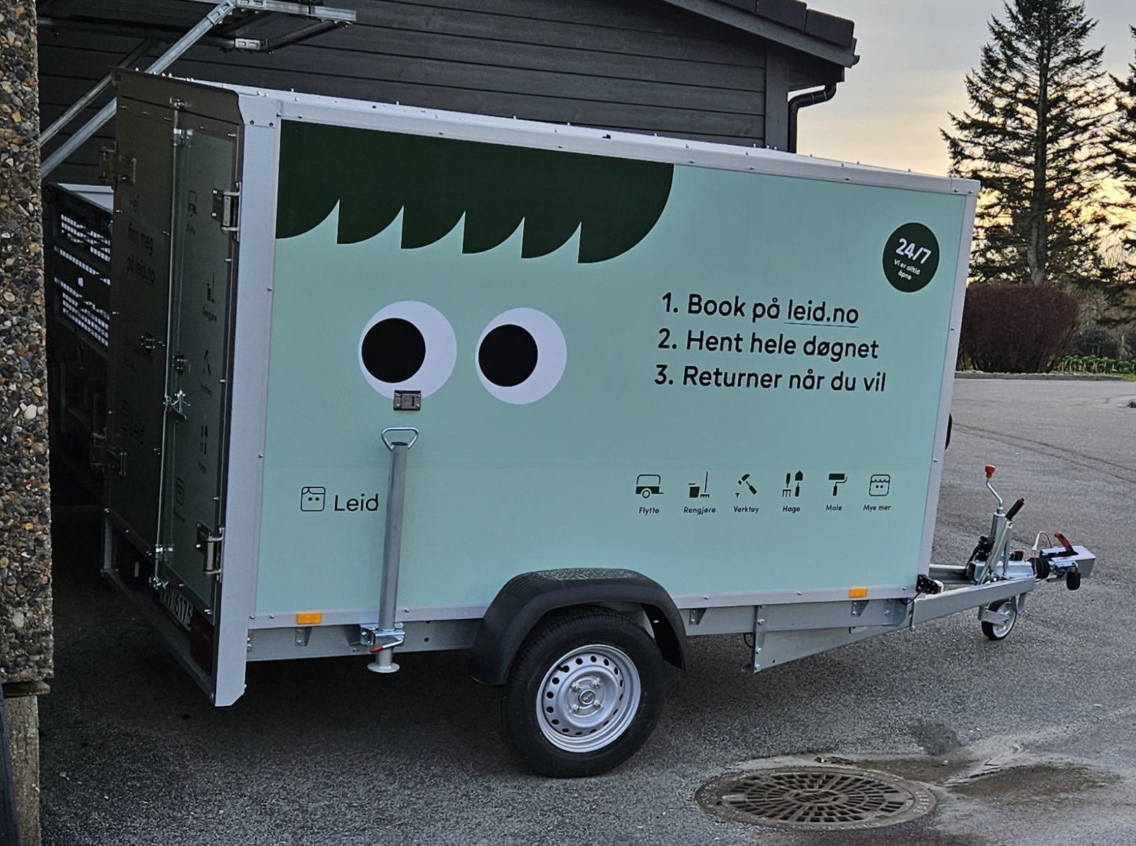 Dette er en hengeren for transport av varer som trenger beskyttelse mot vær og vind. denne skaphengerens dimensjoner gjør den godt egnet til ulike oppdrag. hengeren er låsbar og beskytter verdiene dine.