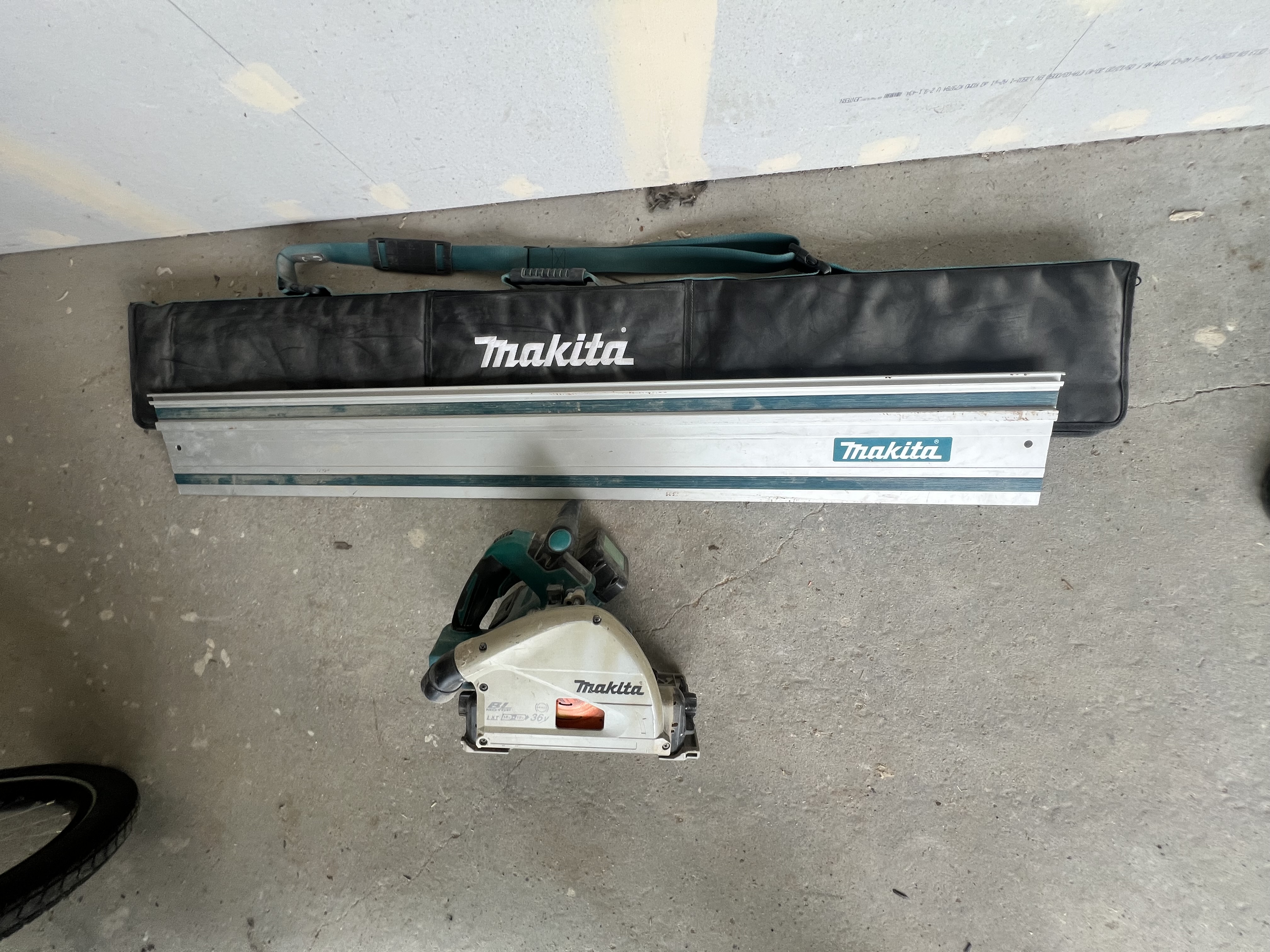 Dyksav makita på batteri inkl. 2 skinner udlejes