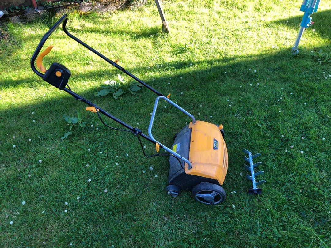 Stiga vertikalskjærer og mosefjerner