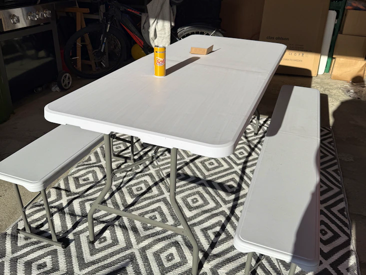 Bord og 2 benker