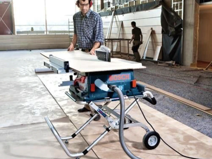Kraftig bordsag bosch gts10xc, 2000w med gta 60w sagbord på hjul.