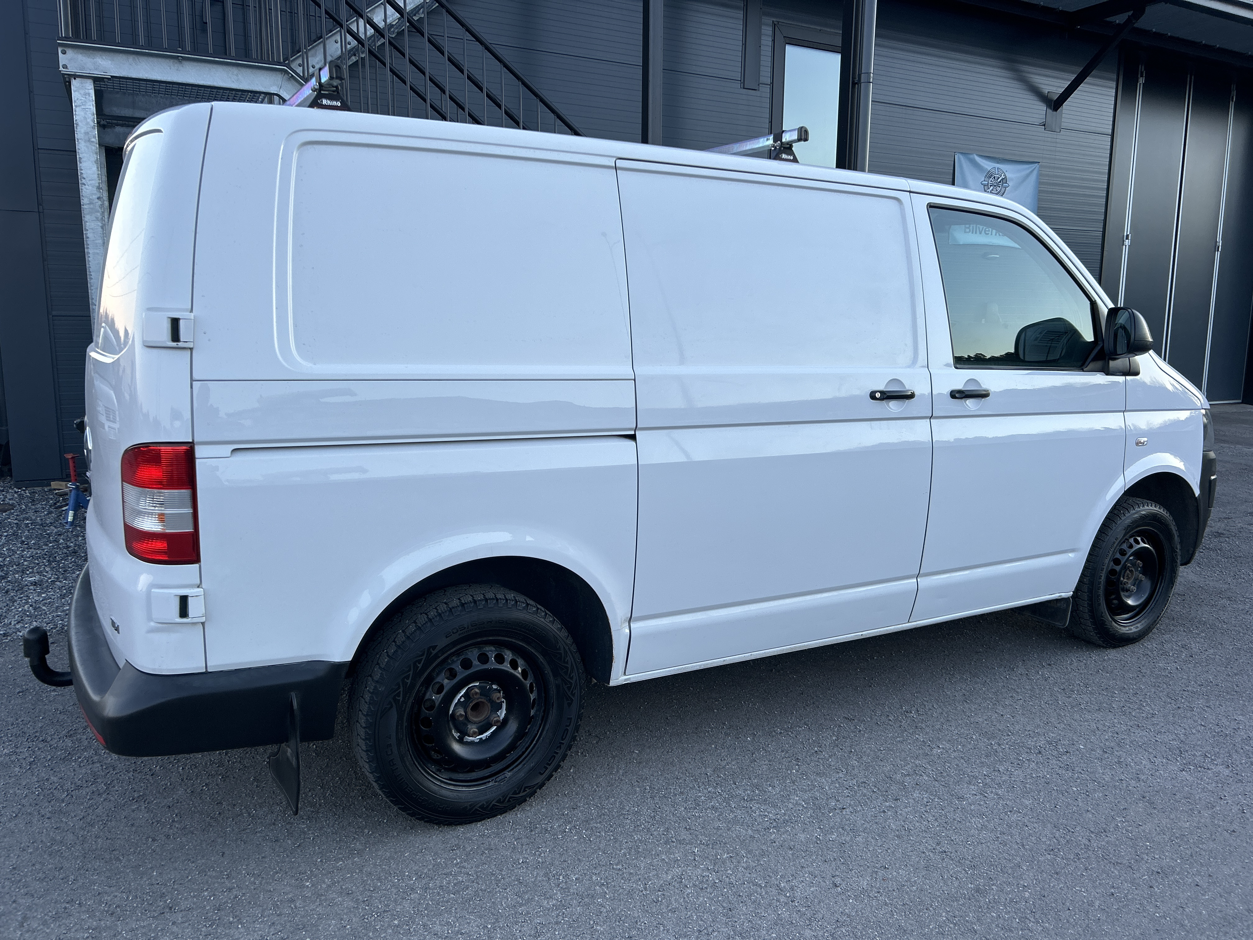 Skåpbil / flyttbil ca 6 kubik m manuell farthållare ledramp dragkrok