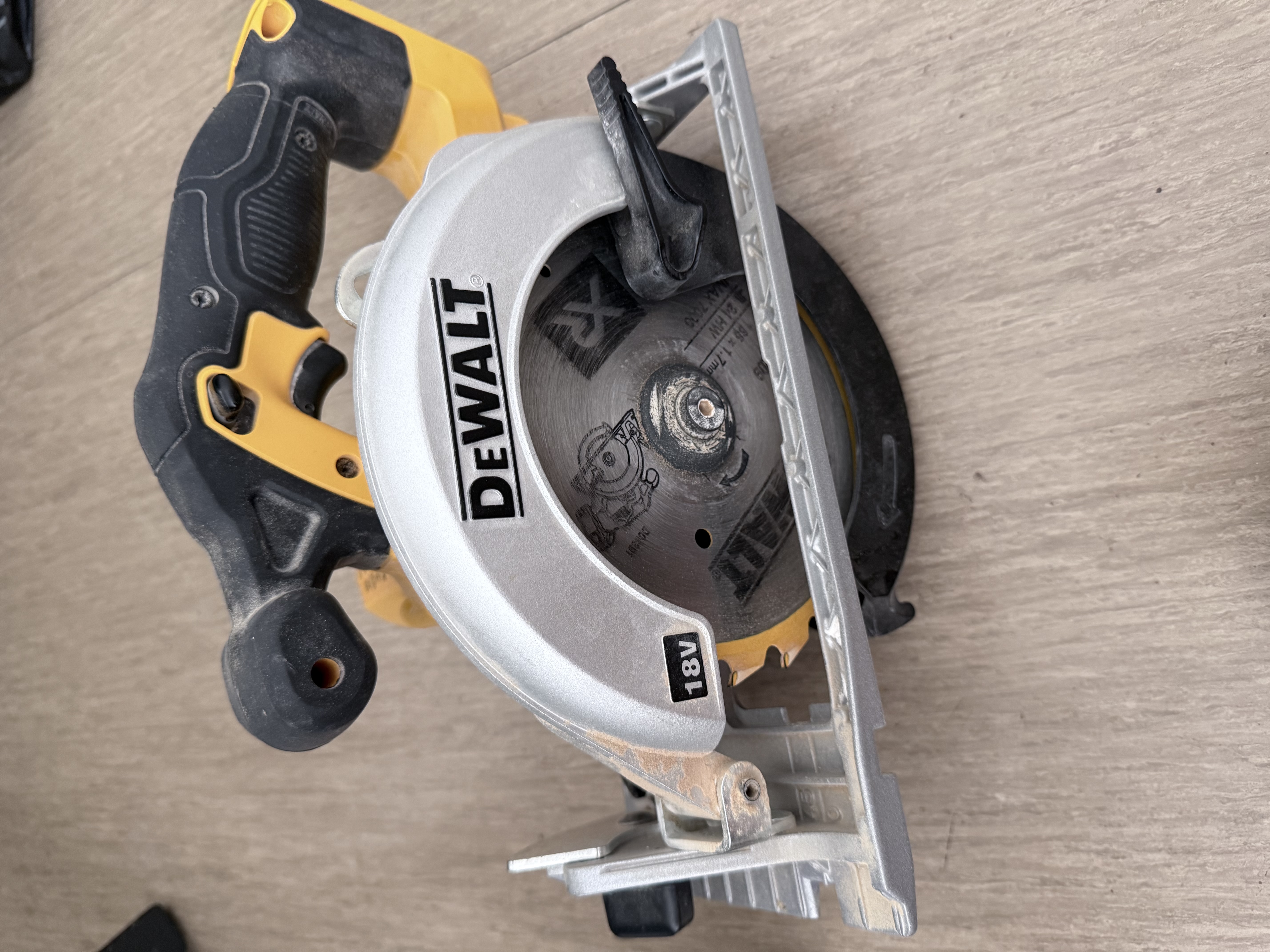 Dewalt 18v xr cirkelsåg / fri leverans 