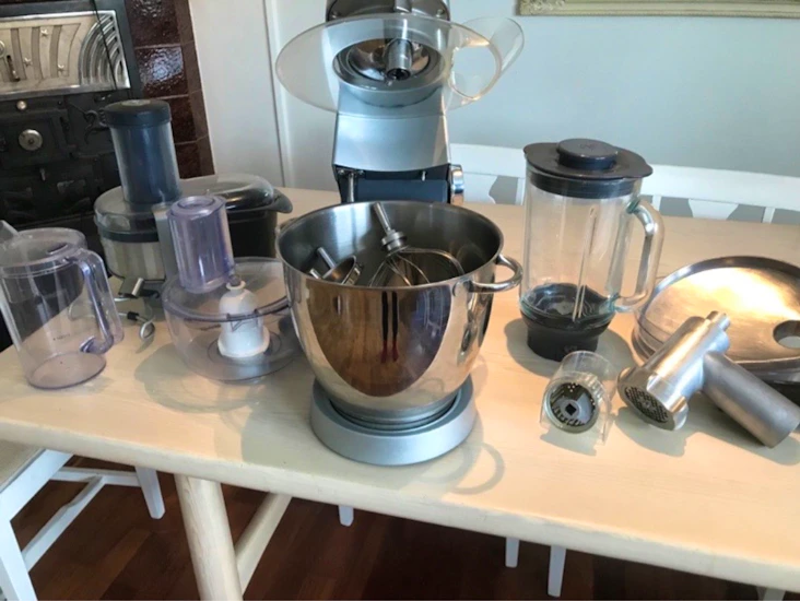 Kjøkkenmaskin med mye ekstra utstyr