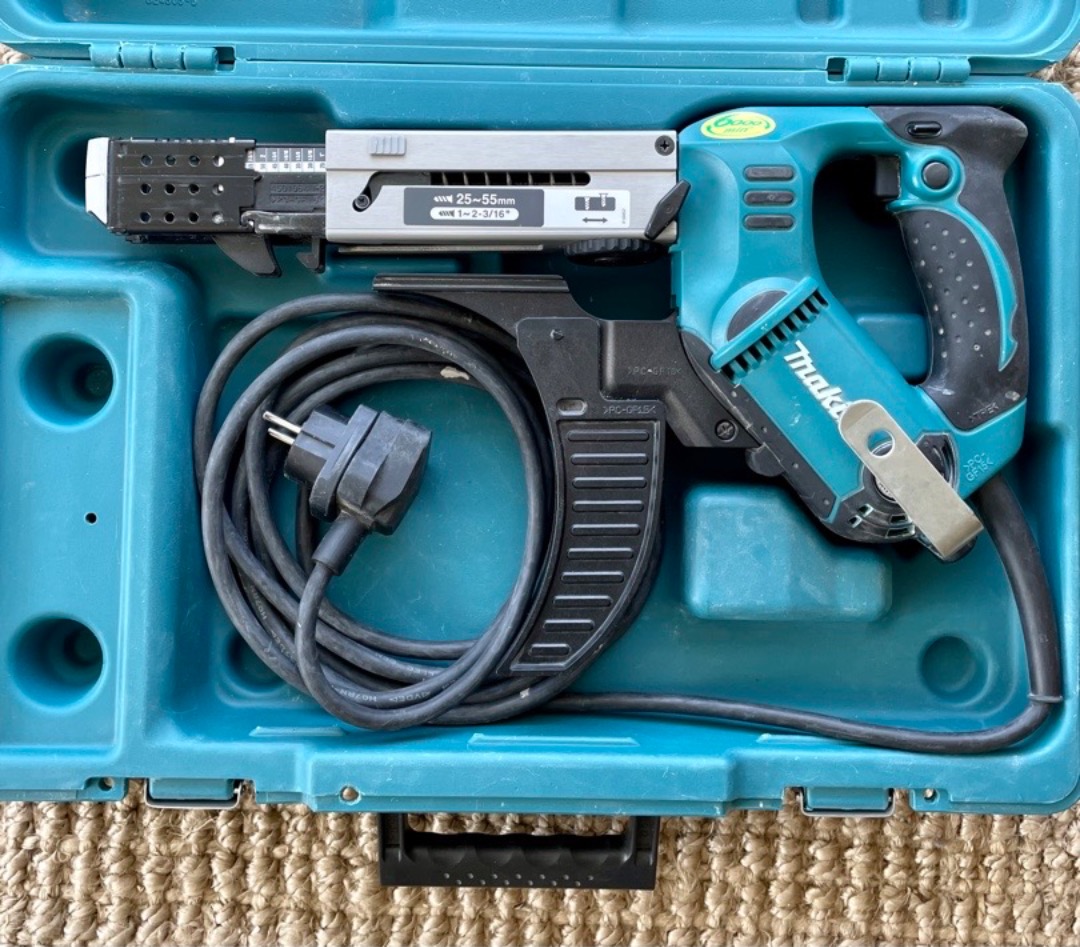 Makita 6843 skruautomat (kablet)