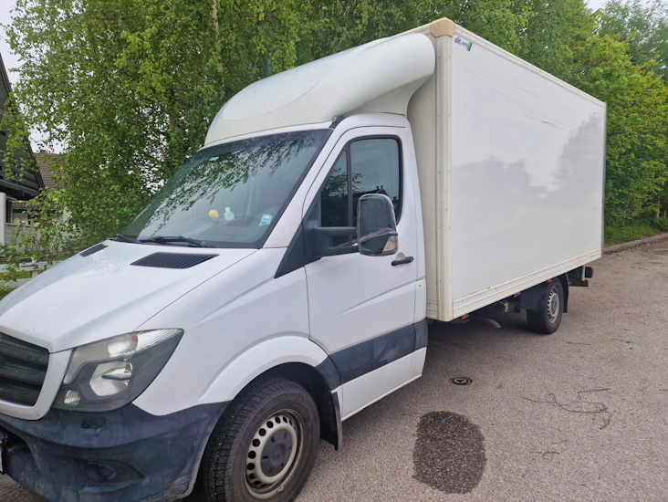 Lätt lastbil med baklyft