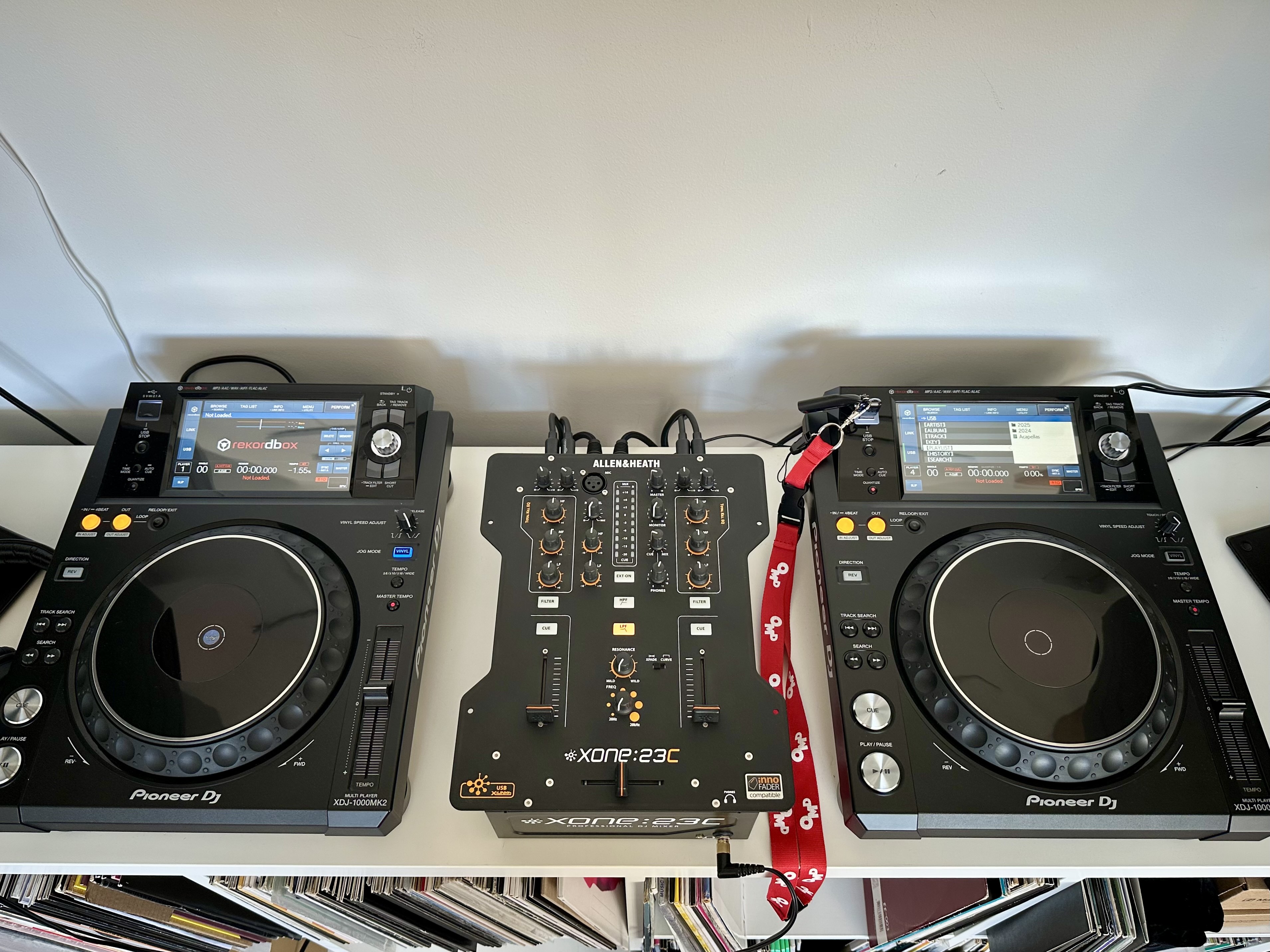 2 x pioneer xdj 1000 cdjs
