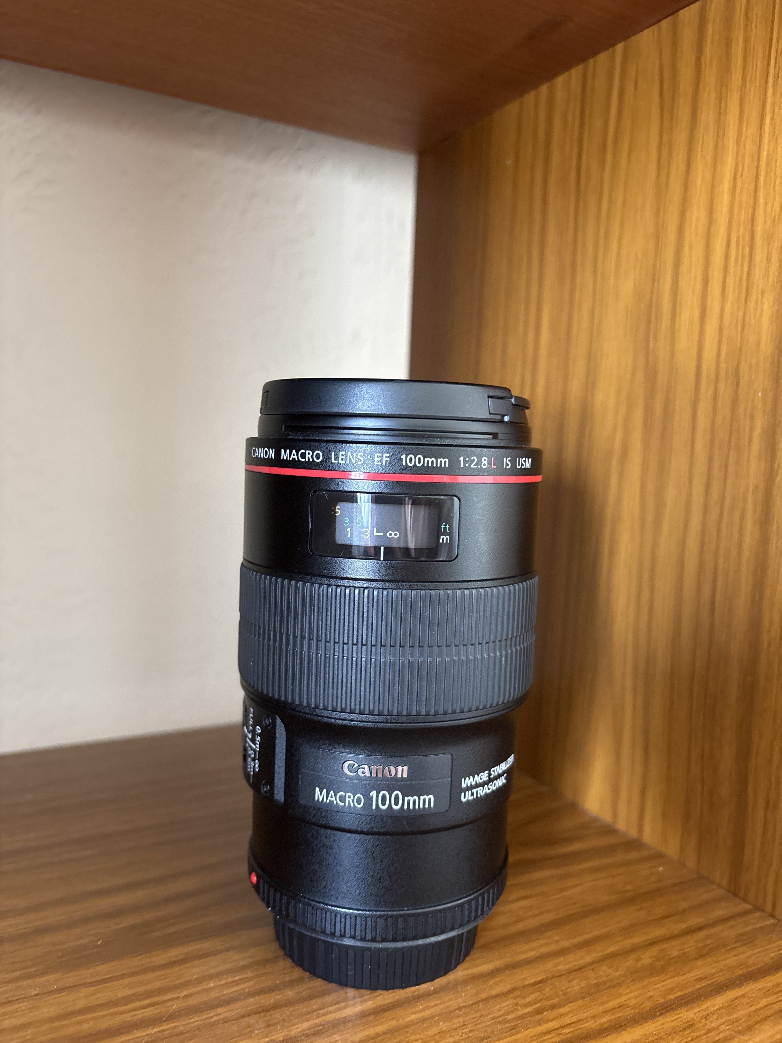 Canon ef 100mm f/2.8 macro lens