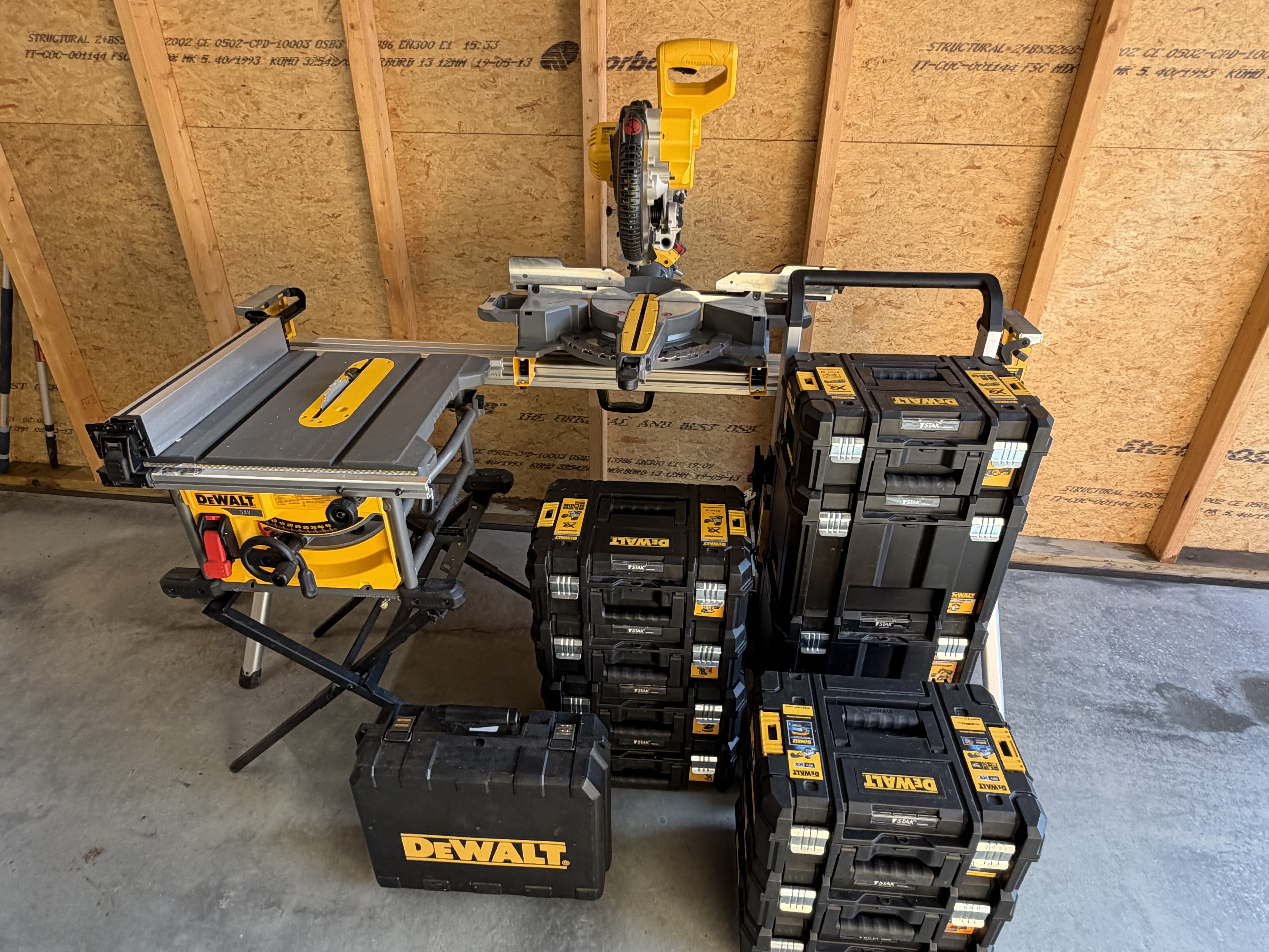  batteridrevet verktøysett - verktøypakke fra dewalt . alt på batteri - batterie og lader følger med.