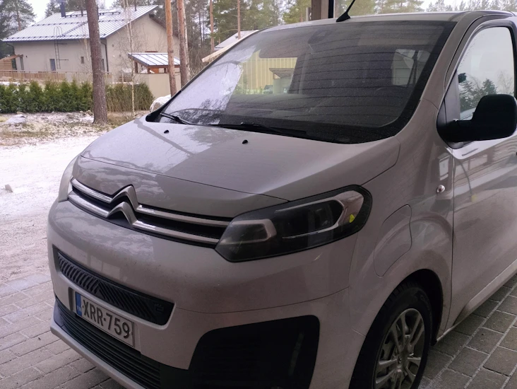 8 hengen tila-auto sähköinen