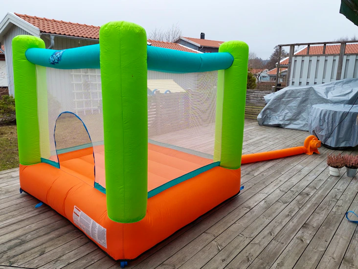 Kompakt hoppborg för barn