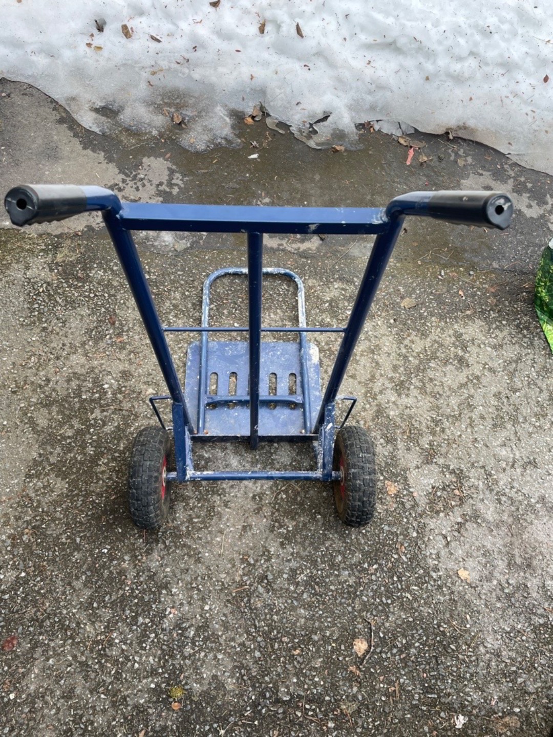 Stabil pirra med stora hjul 