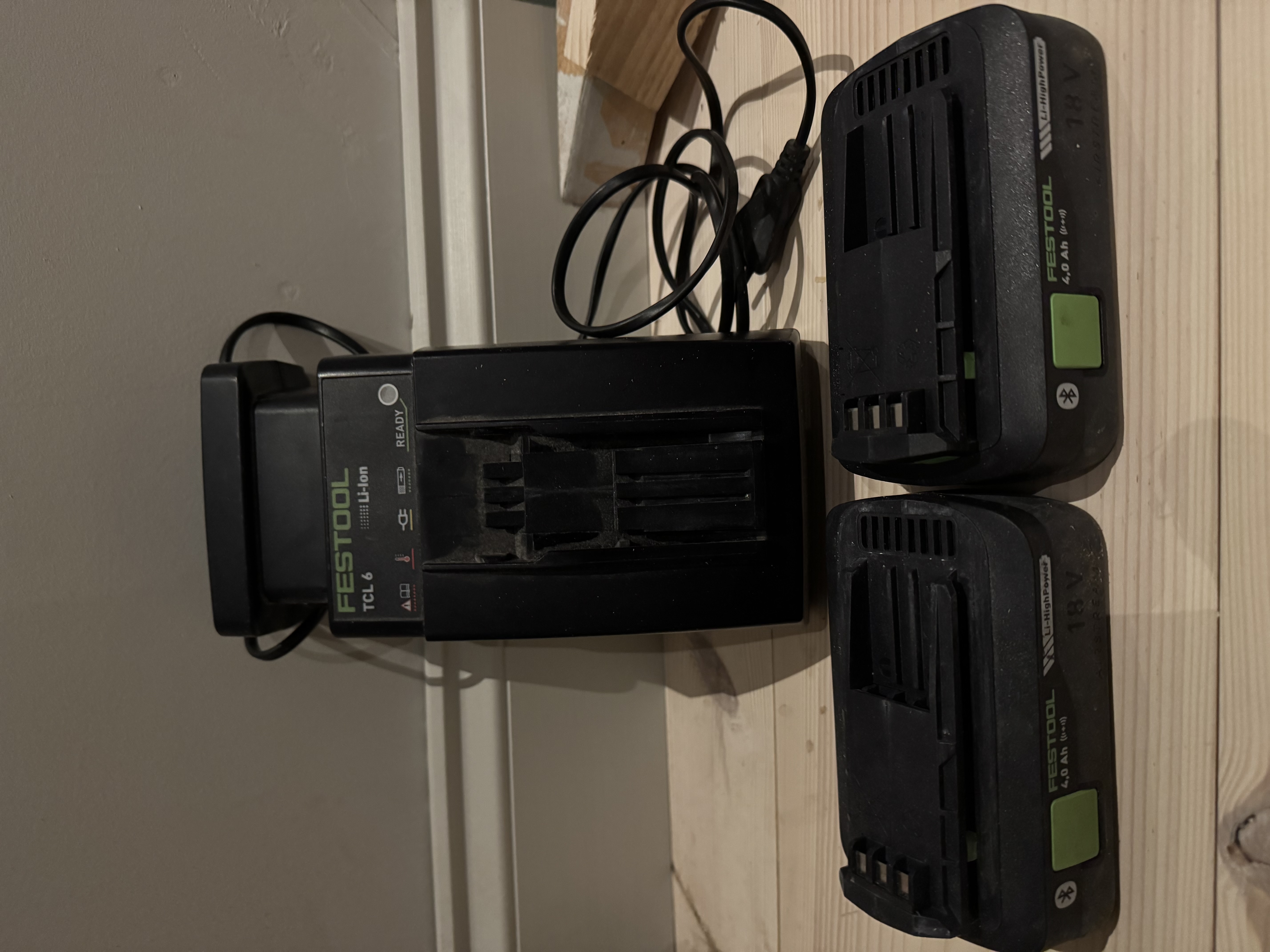 2 batterier+batteriladdare 18v festool!