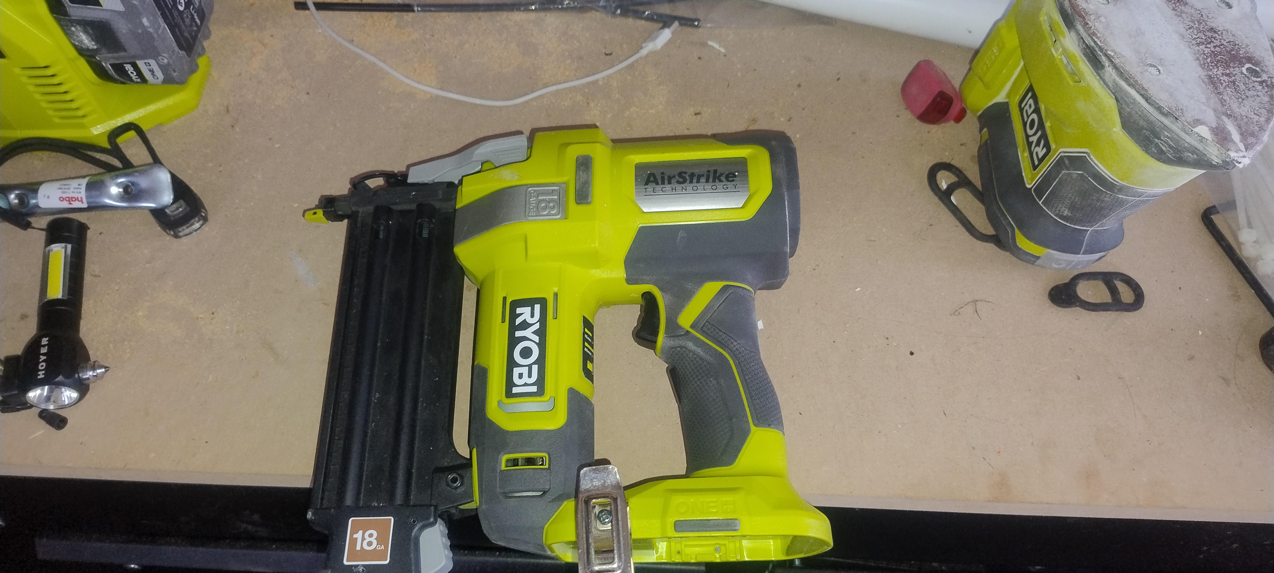 Ryobi one+ akkukäyttöinen viimeistelynaulain