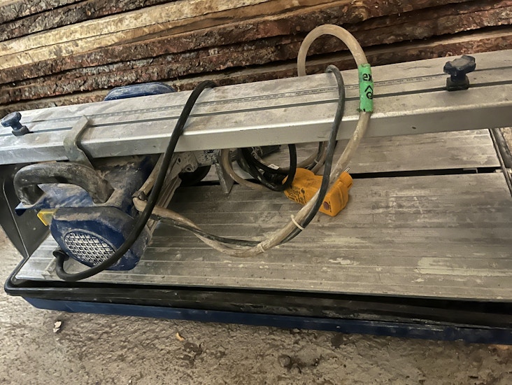 Isojen laattojen laattaleikkuri