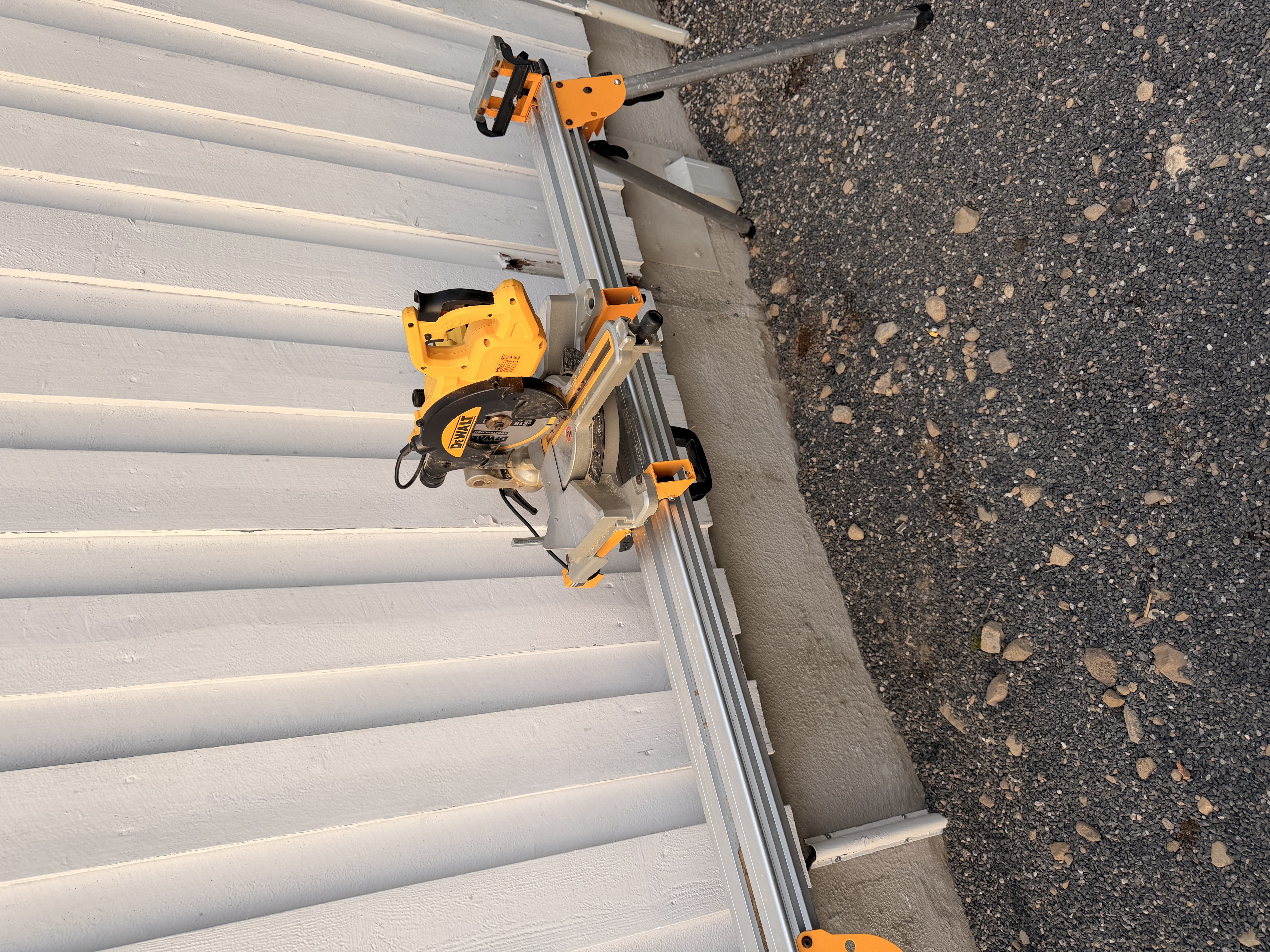 Dewalt dws773 kapp- og gjærsag med stativ – leies ut.