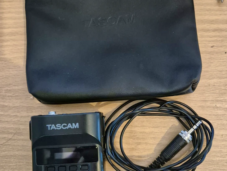 Tascam dr10-l audio recorder + lav mic & 16gb card