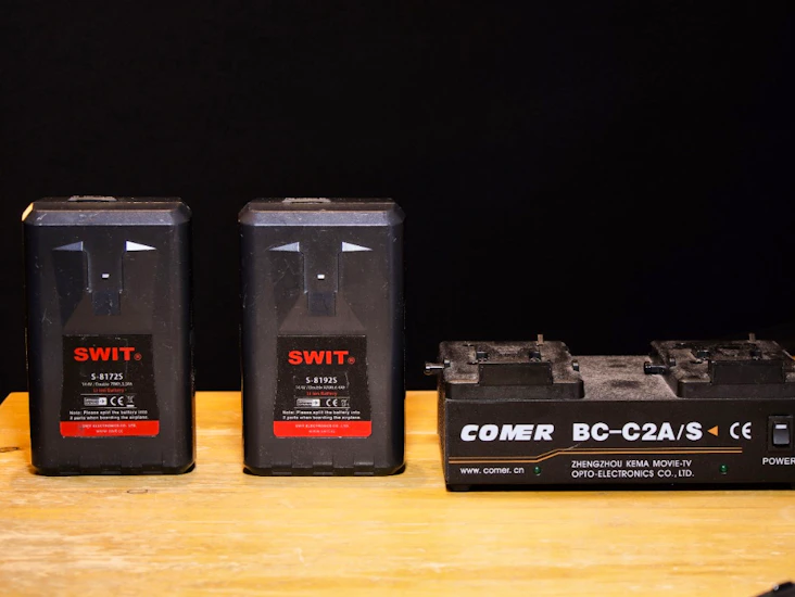 2 stk. 158 wh v mount batterier med lader