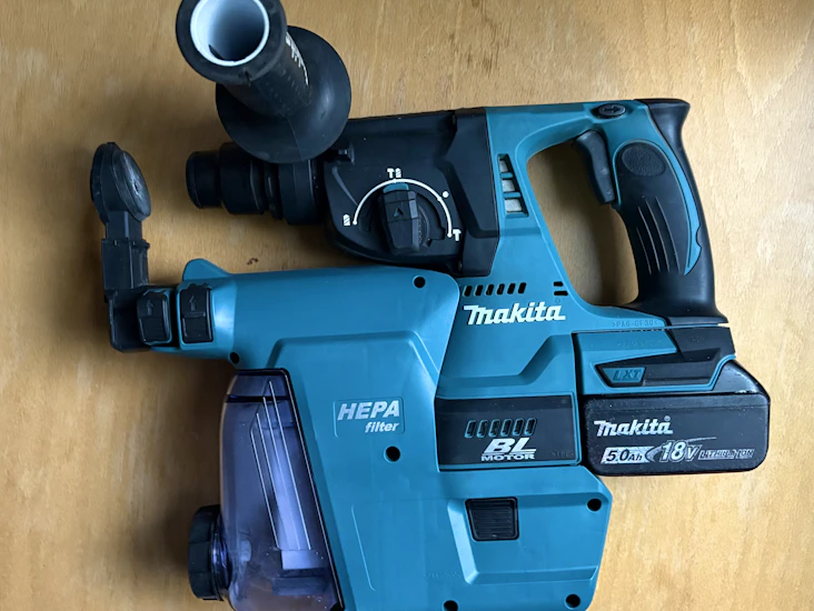 Makita akkukäyttöinen poravasara pölyimurilla