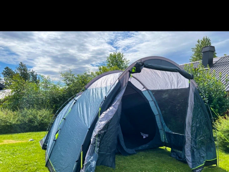 Romslig familietelt med to sovedeler