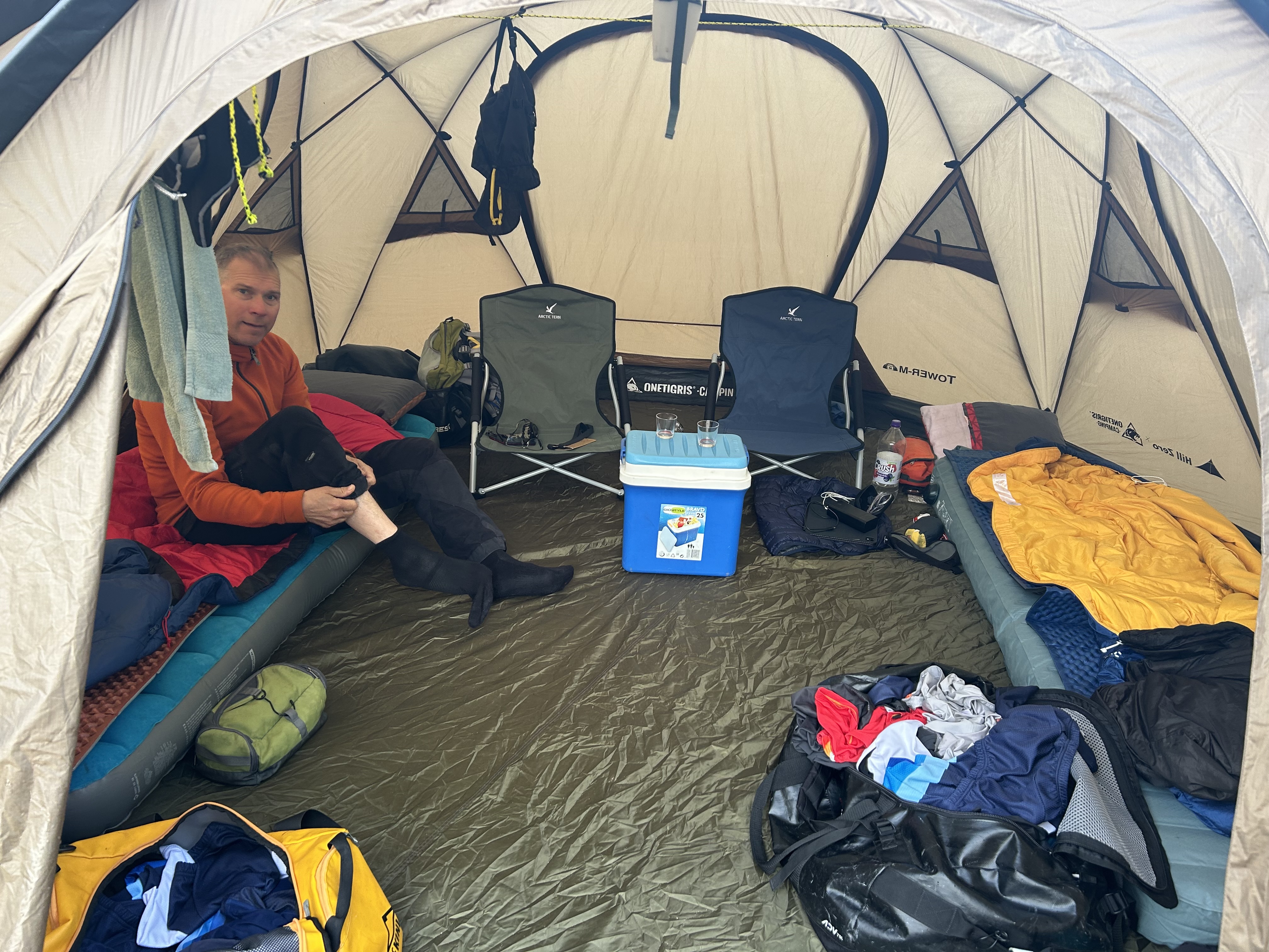 Stort kupoltält med kamin