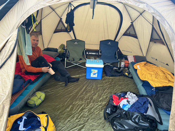 Stort kupoltält med kamin