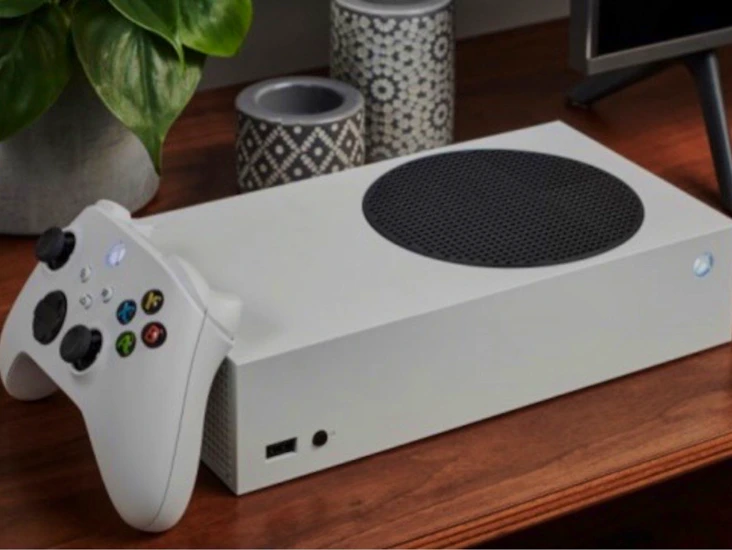 Xbox series s + 2 kontroller og spill