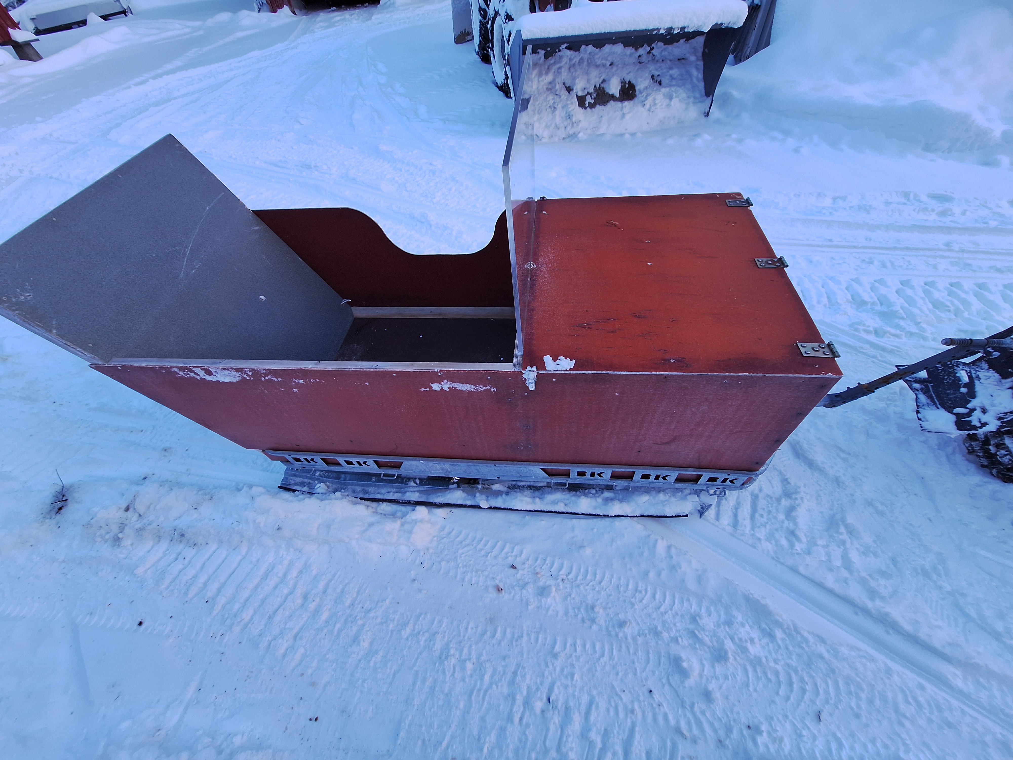 Slede med tett kasse