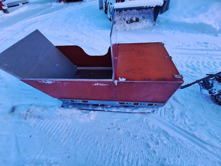 Slede med tett kasse