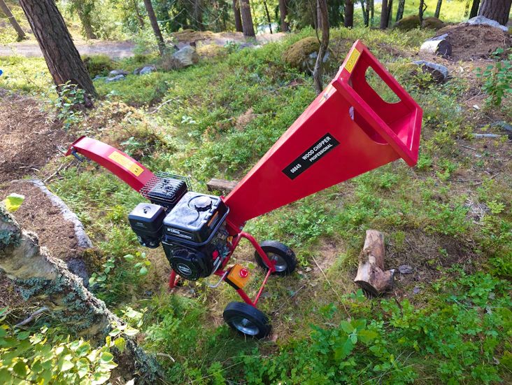 Flismaskin som tar 70 mm grenar. får plats i bakluckan.