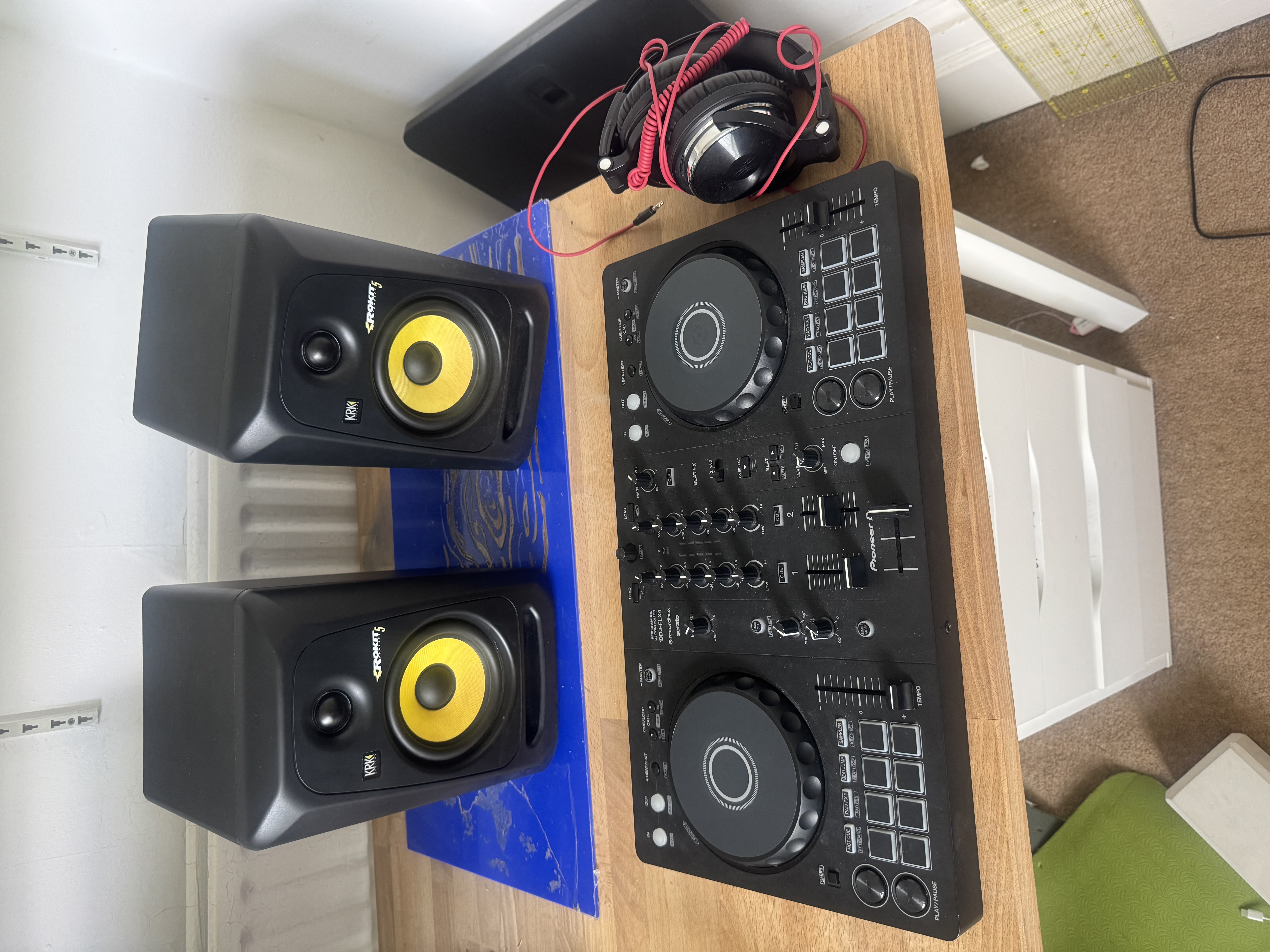 Dj controller & speakers. flx-4 & rokit 5 x2 and headphones