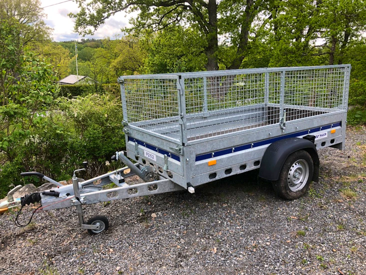 Bromsat gallersläp med tipp, lastvikt 930 kg