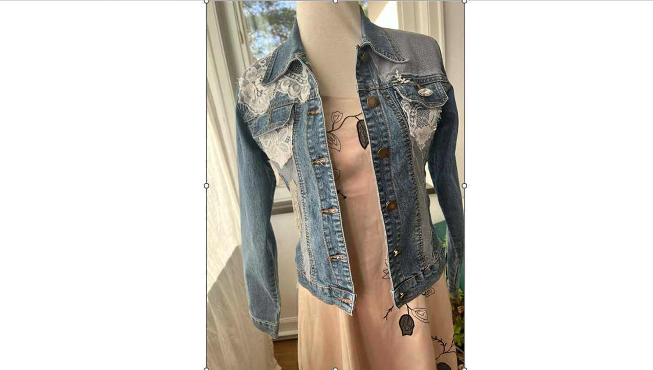 En glamjjacka där romantik möter glamour.