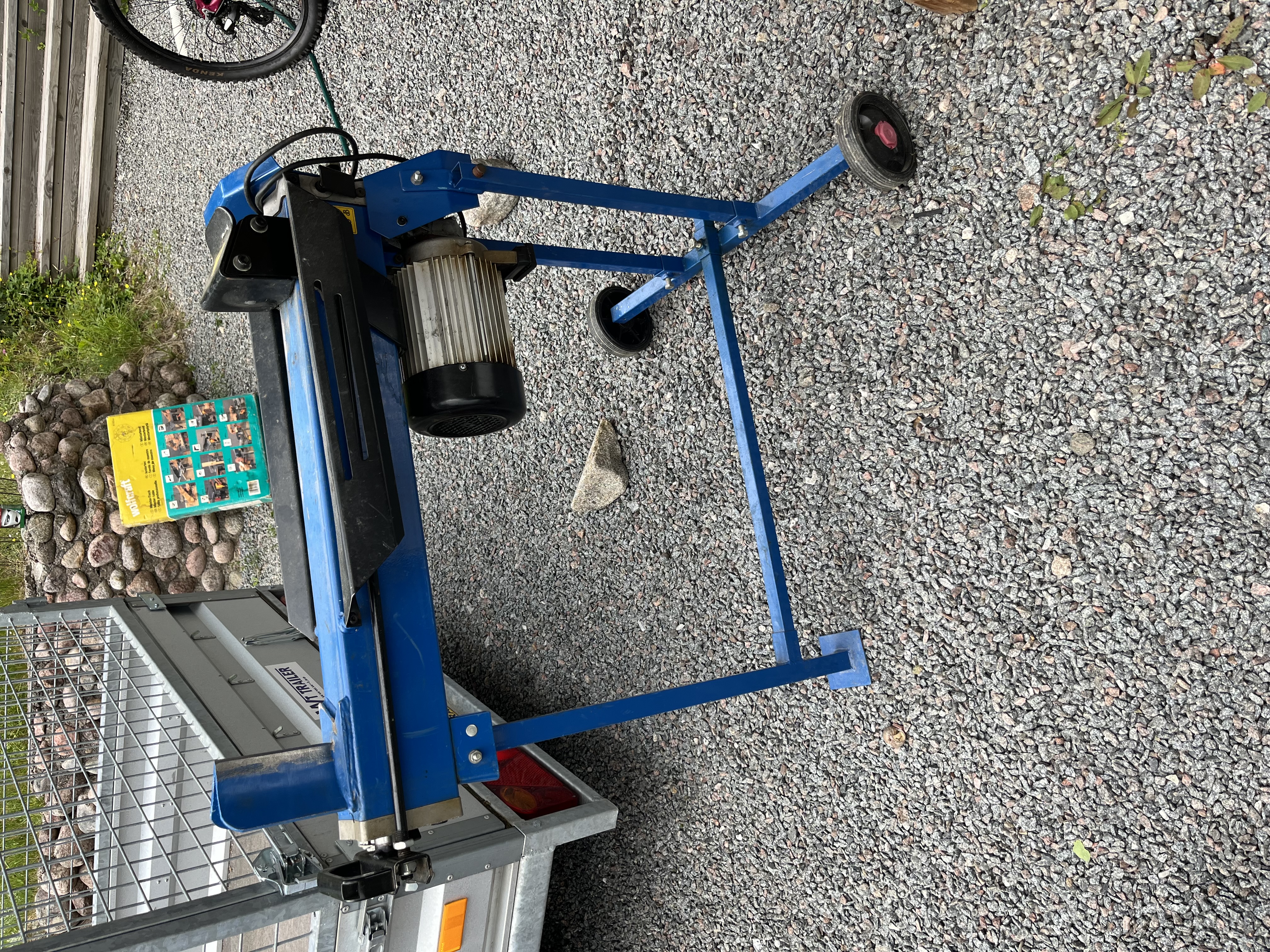 Elektrisk vedklyv 7 ton (230 v) med stativ