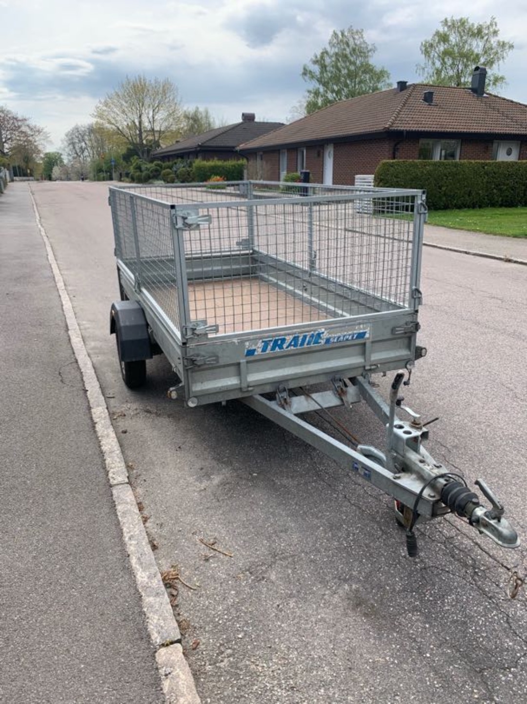 Släp med avtagbara grindar